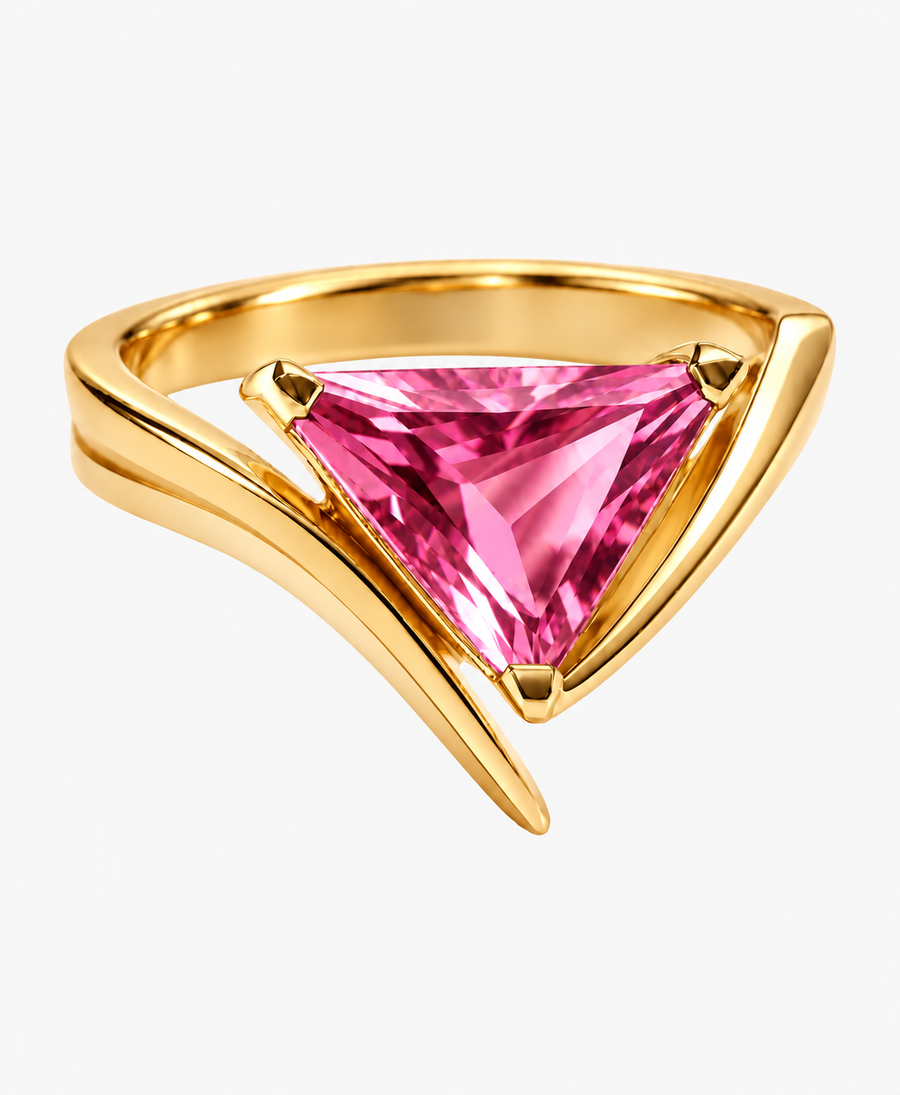 V-Ring in 18K gold vermeil with a pink triangle-cut stone on a chevron band