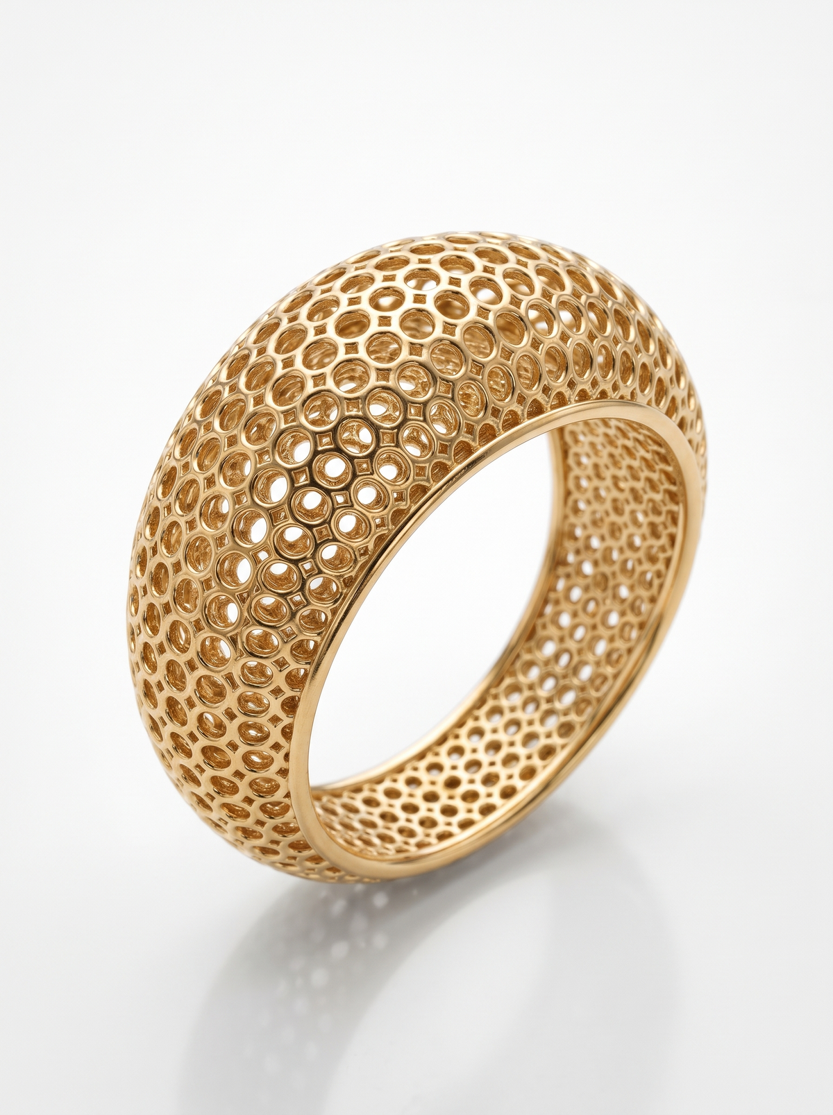 The Mesh Ring in 18K gold vermeil: a finely woven mesh band that catches the light
