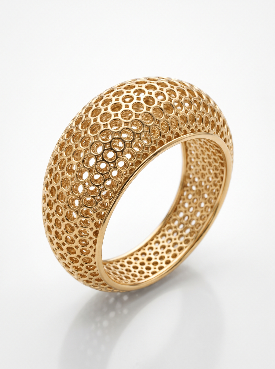 The Mesh Ring in 18K gold vermeil: a finely woven mesh band that catches the light