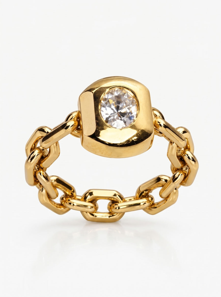 Chain Ring in 18K gold vermeil with a white bezel-set stone on a chain-link band