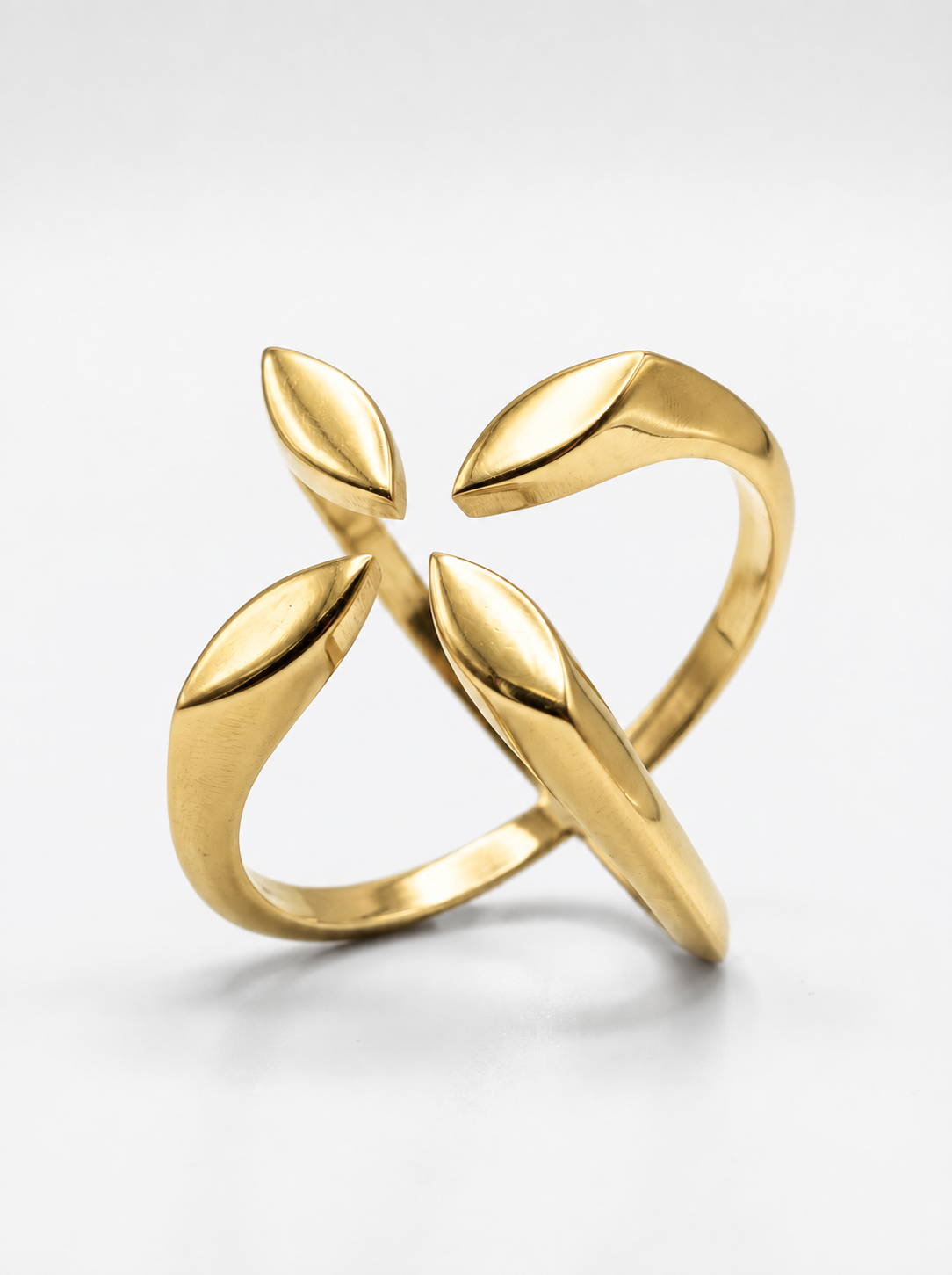 The Amaris Ring in 18K gold vermeil: an open, sculptural curve with leaf-like tips