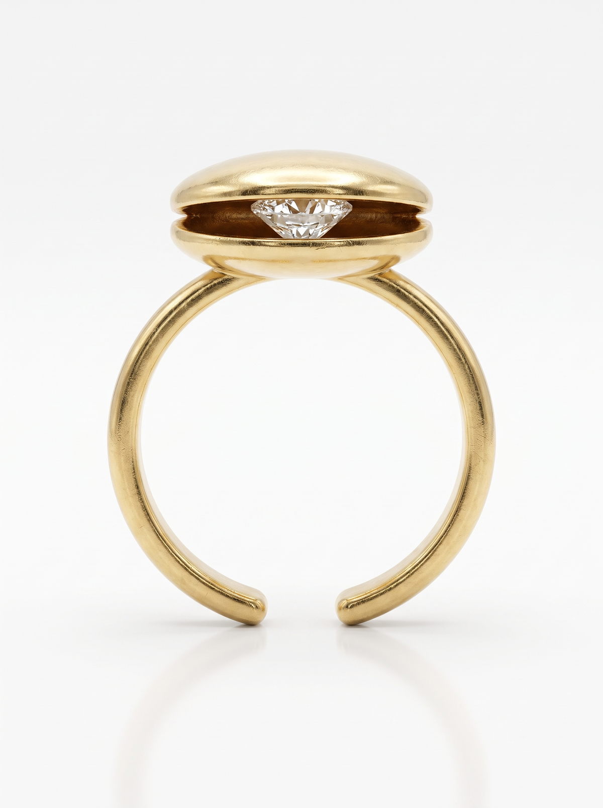 Hooded Ring in 18K gold vermeil: a polished dome sheltering a stone, open at the back to fit
