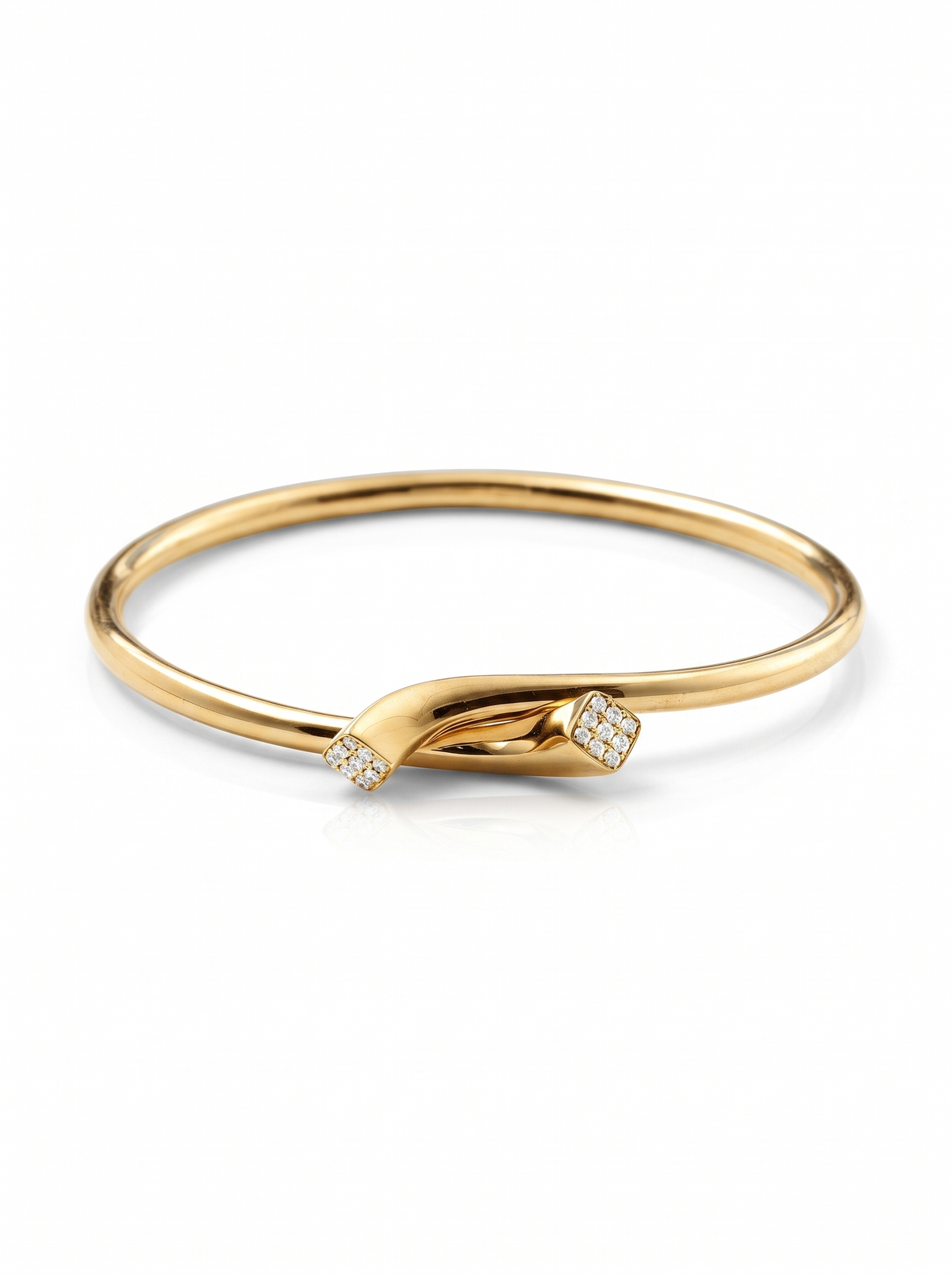 Tuck Ring in 18K gold vermeil: a wide polished band folding where two pavé tips tuck together