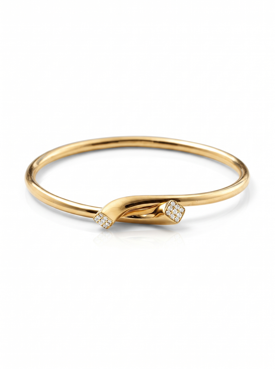 Tuck Ring in 18K gold vermeil: a wide polished band folding where two pavé tips tuck together