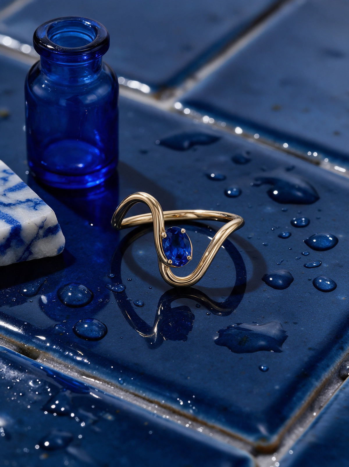 Wave Ring in 18K Gold Vermeil with a blue stone on cobalt tiles