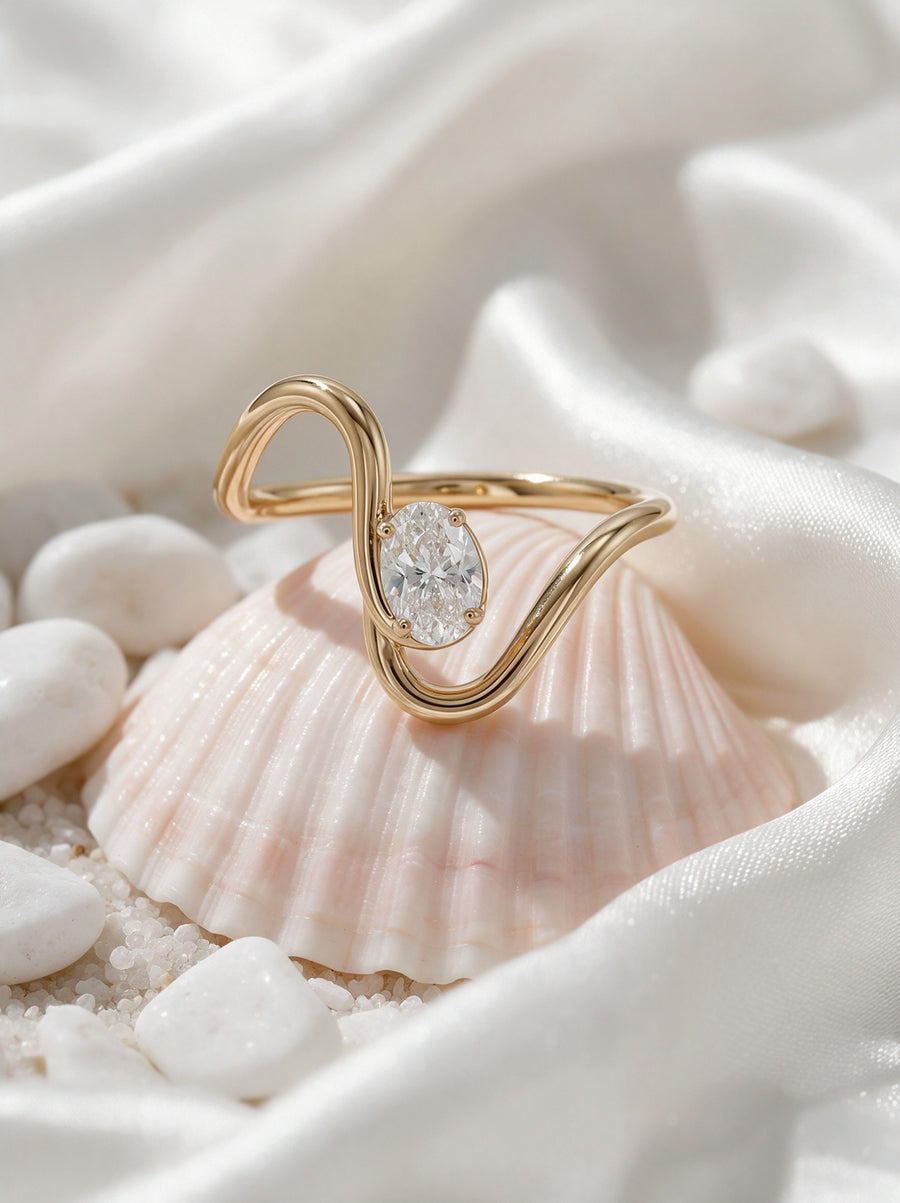 Wave Ring in 18K Gold Vermeil with a white stone on a seashell